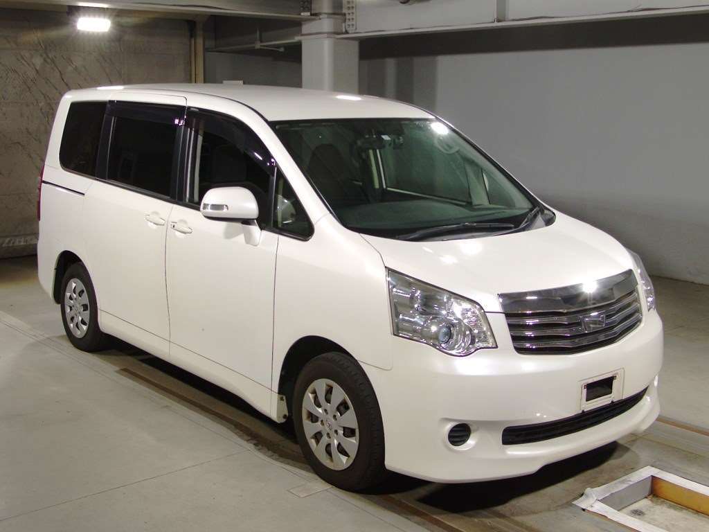 2013 Toyota Noah ZRR70G[2]