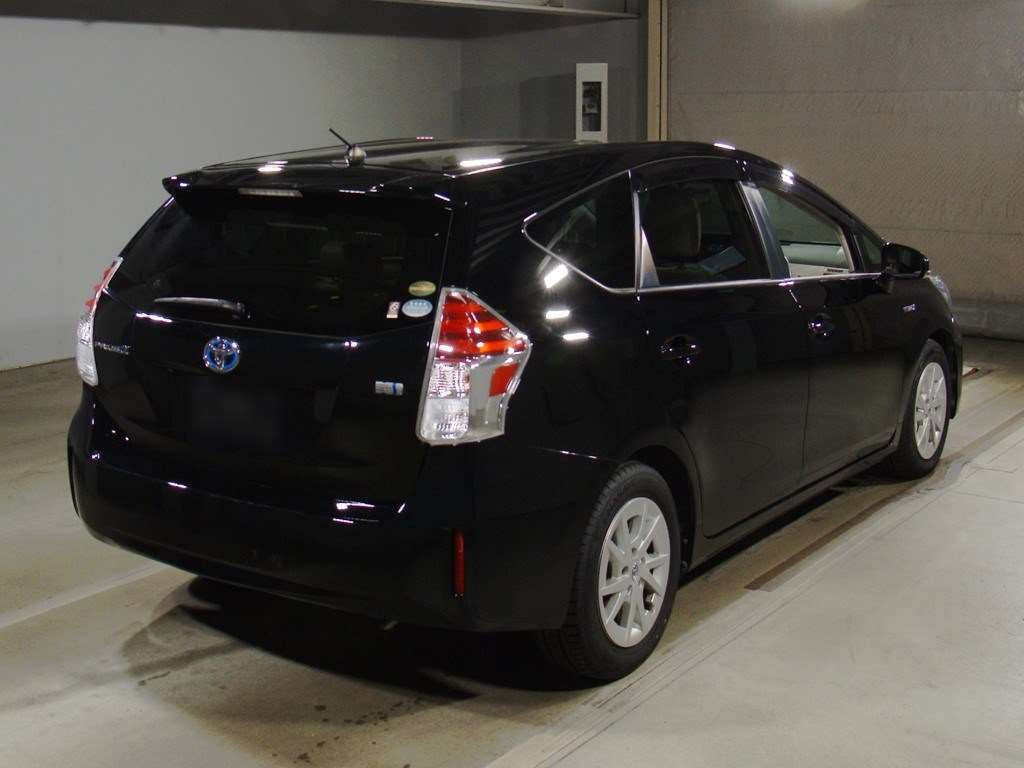 2017 Toyota Prius alpha ZVW41W[1]