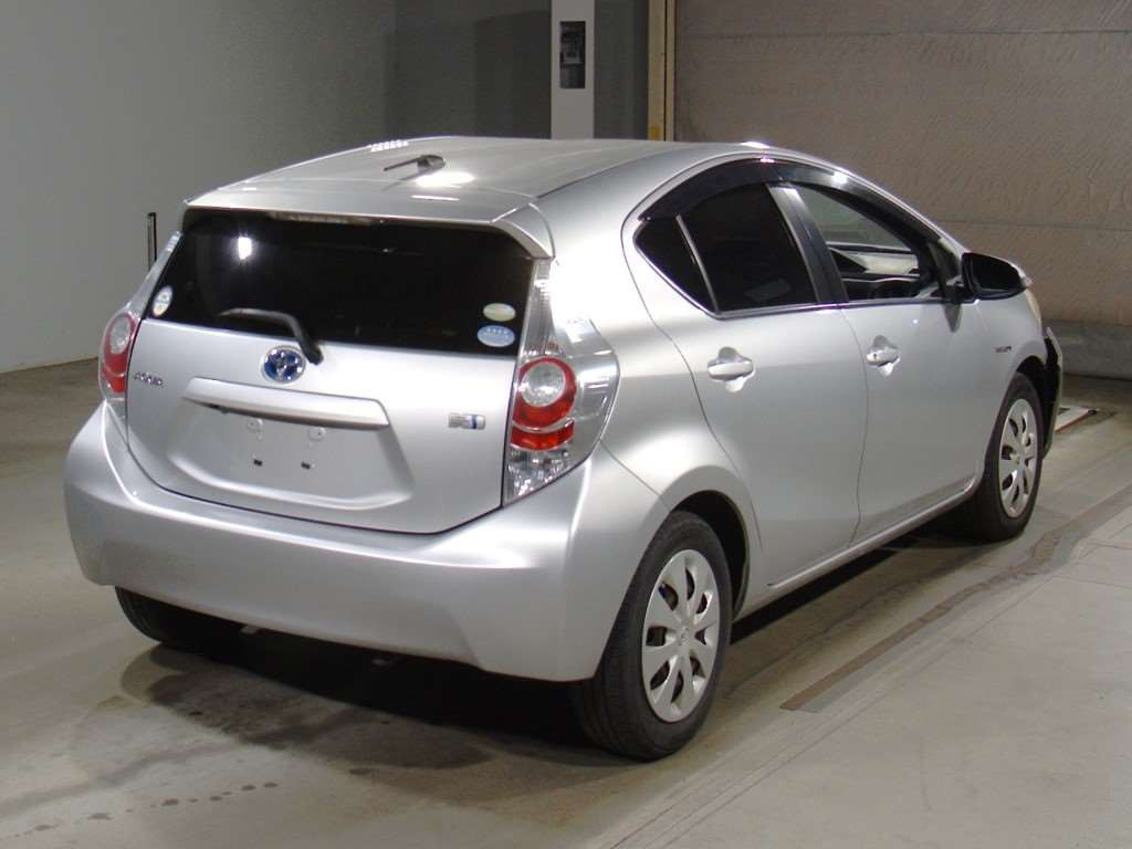 2012 Toyota Aqua NHP10[1]