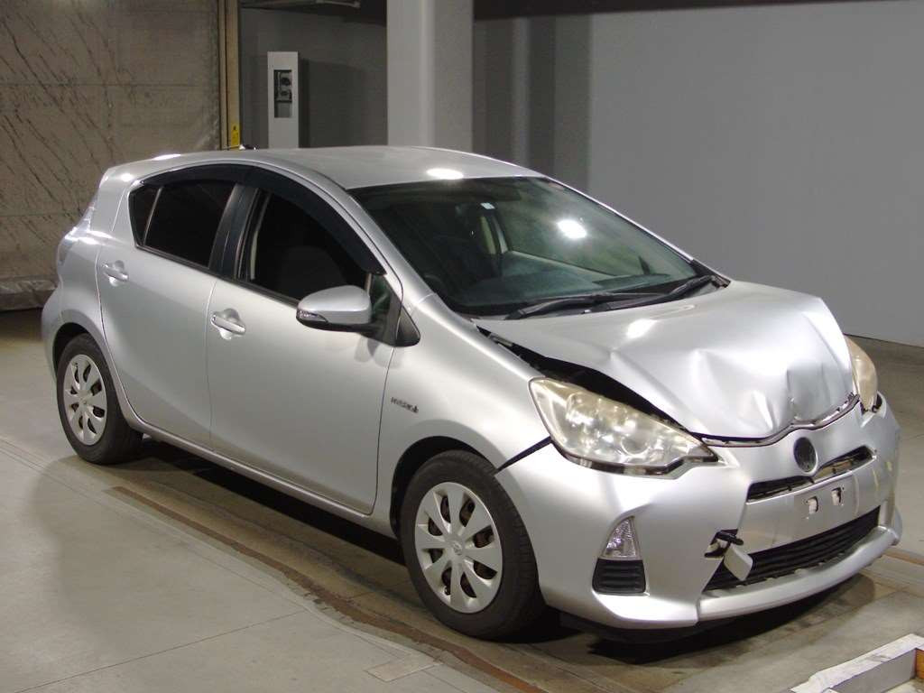 2012 Toyota Aqua NHP10[2]