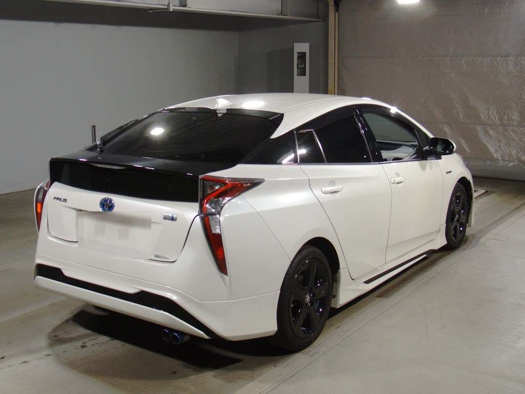 2016 Toyota Prius ZVW50[1]