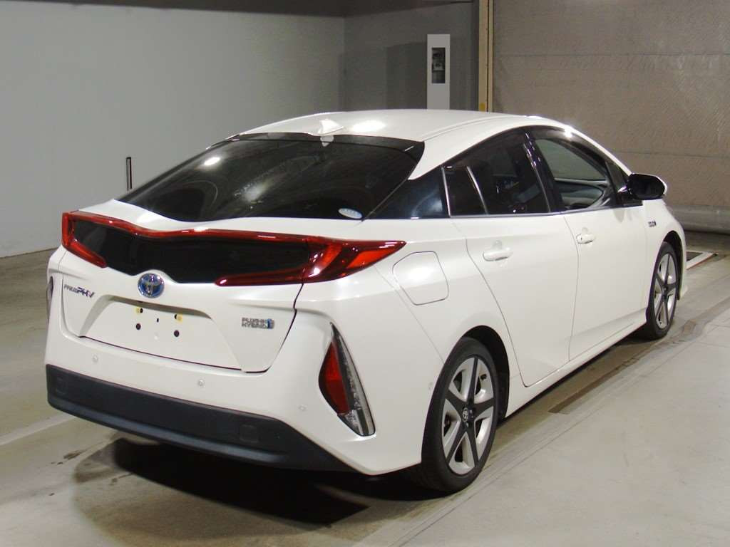 2017 Toyota Prius PHV ZVW52[1]