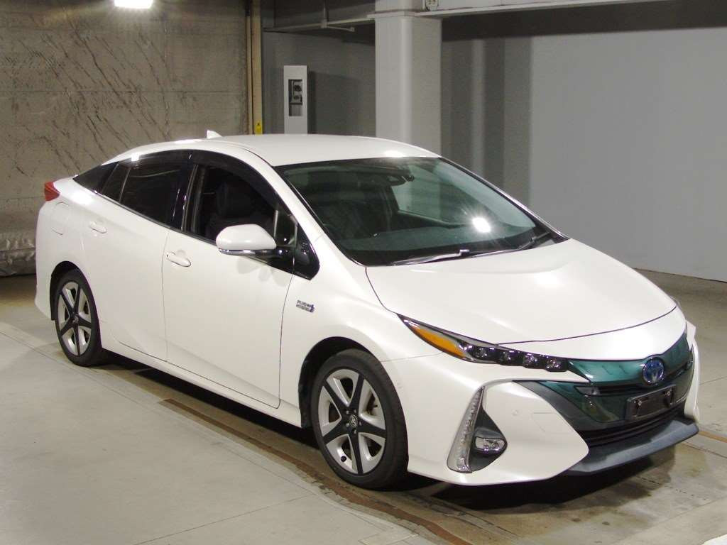 2017 Toyota Prius PHV ZVW52[2]