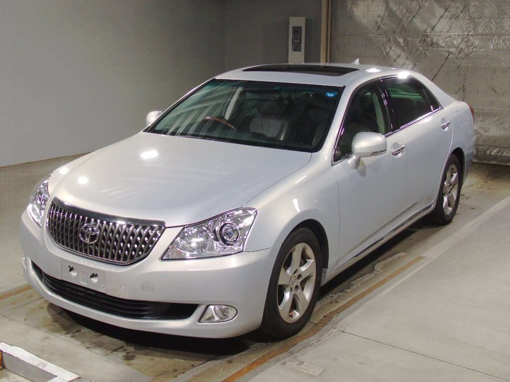 2011 Toyota Crown Majesta URS206[0]