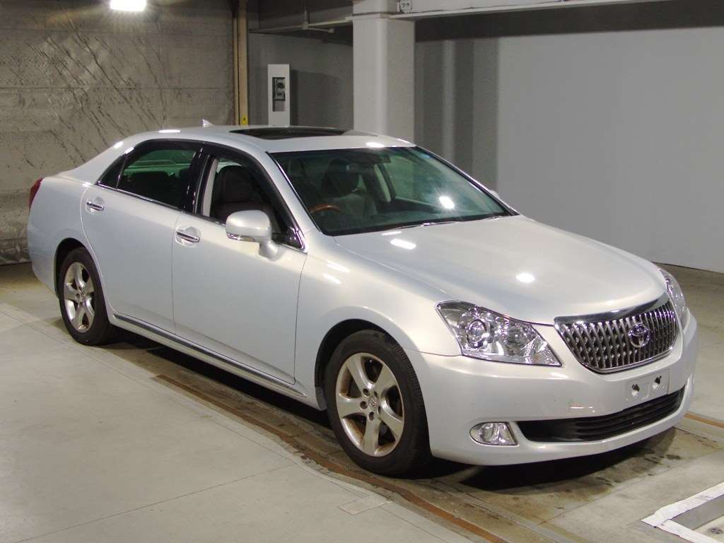 2011 Toyota Crown Majesta URS206[2]