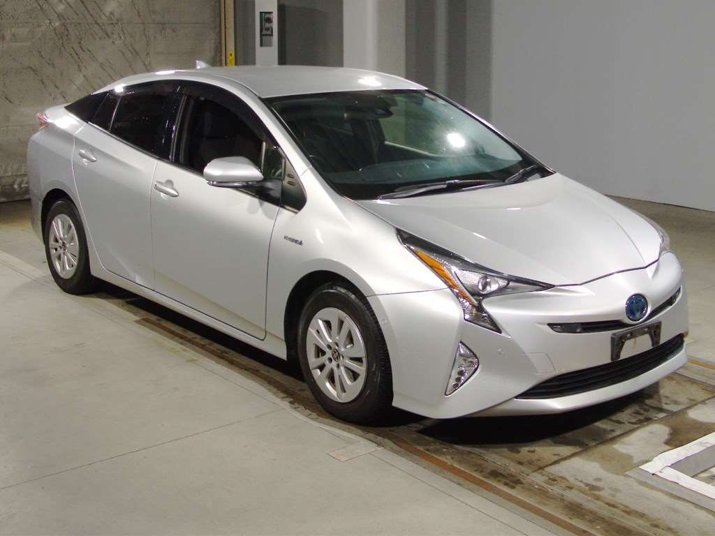 2017 Toyota Prius ZVW50[2]