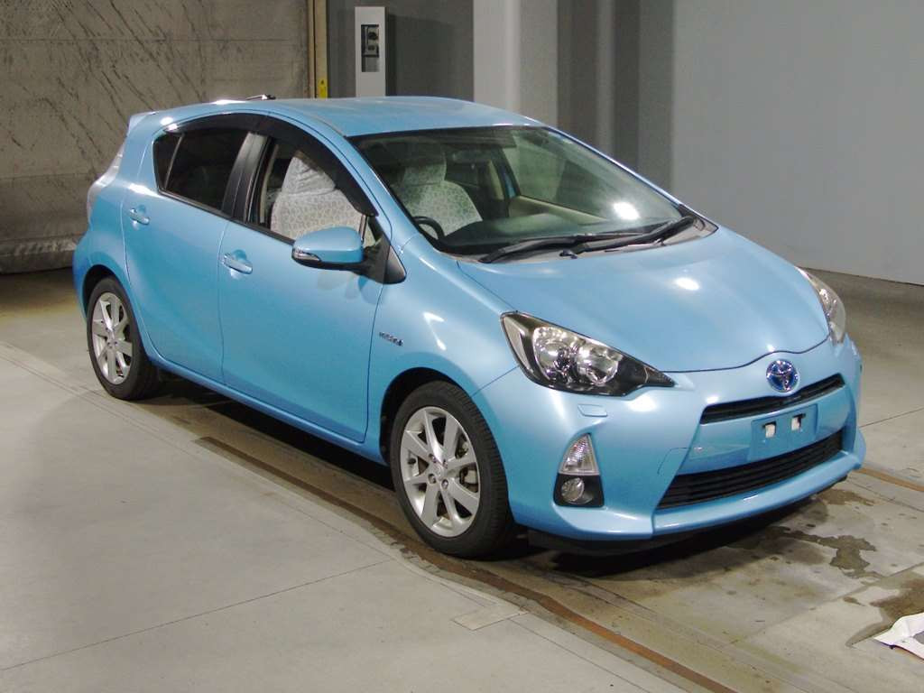 2013 Toyota Aqua NHP10[2]