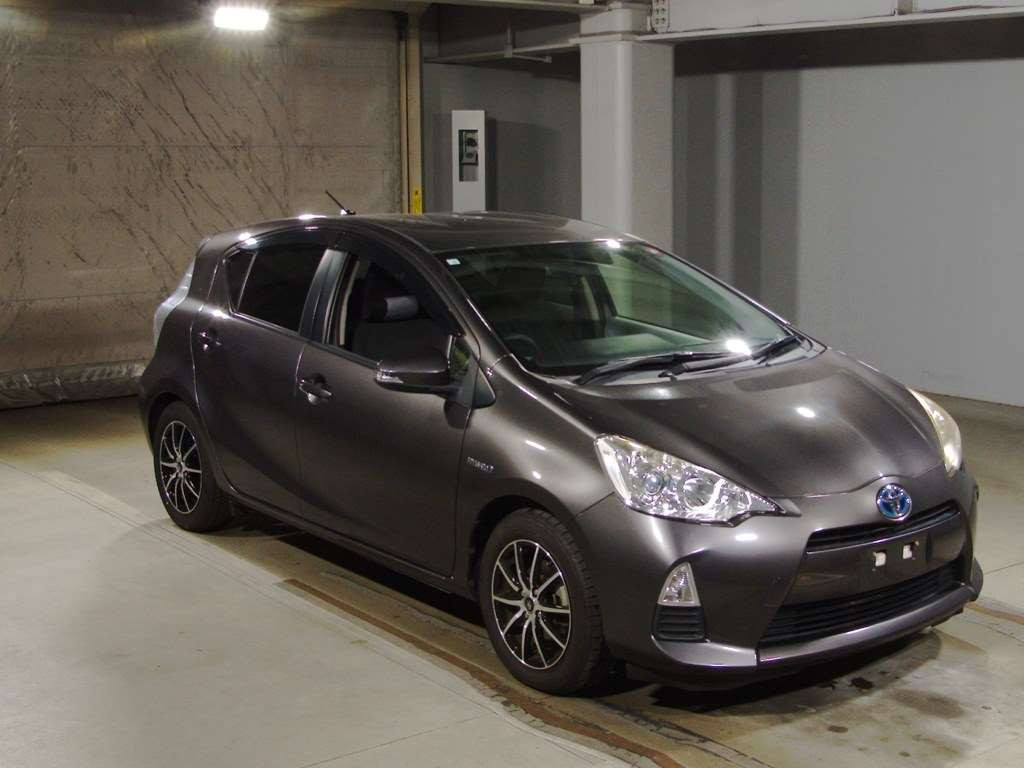 2012 Toyota Aqua NHP10[2]