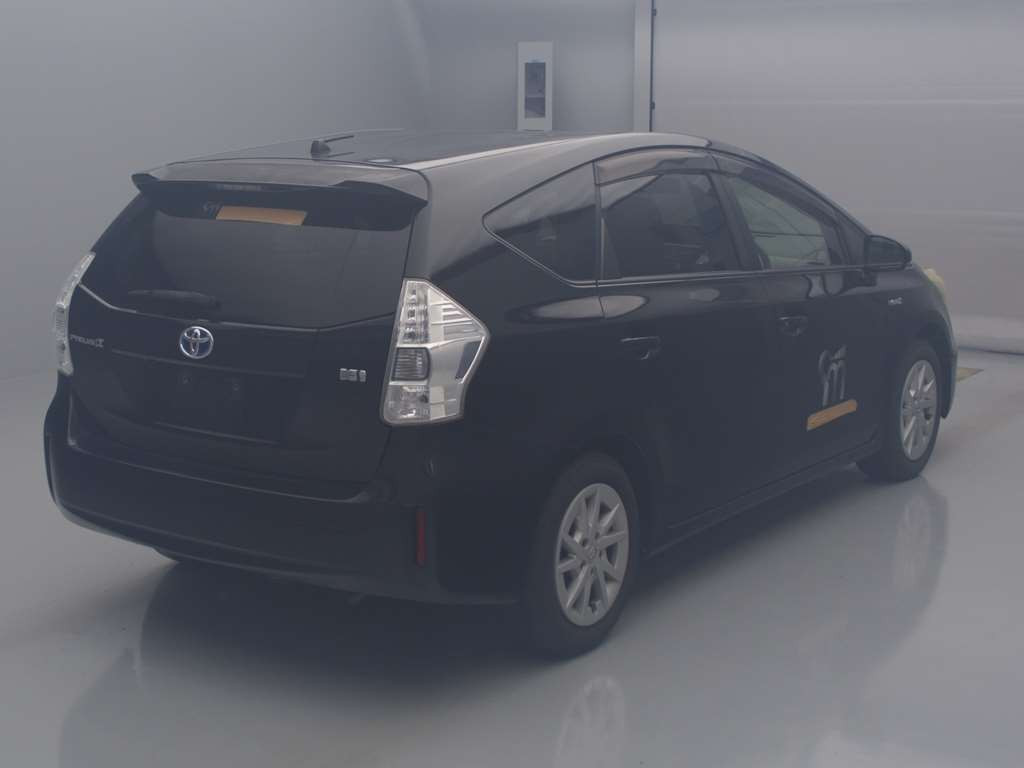 2013 Toyota Prius alpha ZVW41W[1]