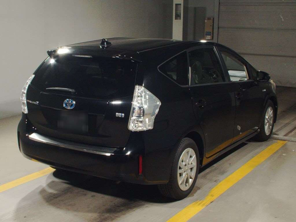 2011 Toyota Prius alpha ZVW41W[1]