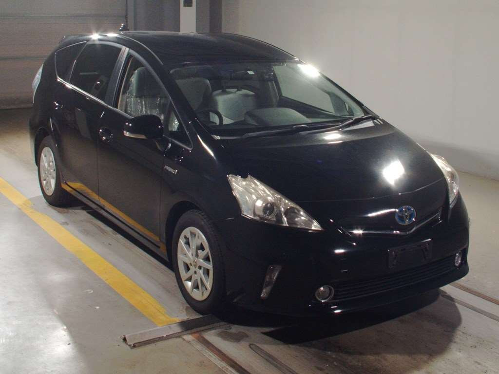 2011 Toyota Prius alpha ZVW41W[2]