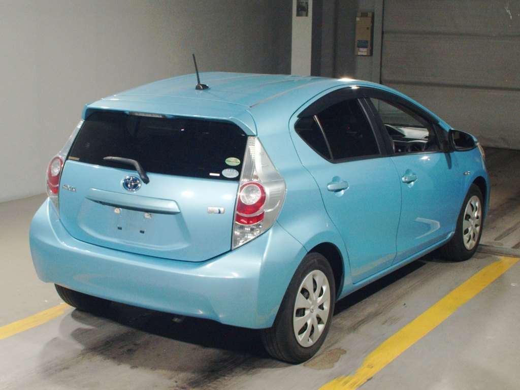 2014 Toyota Aqua NHP10[1]