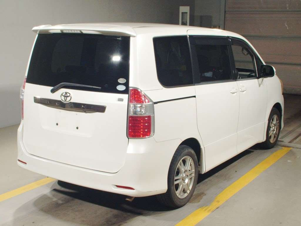 2007 Toyota Noah ZRR70W[1]