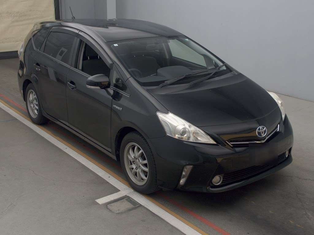 2013 Toyota Prius alpha ZVW40W[2]