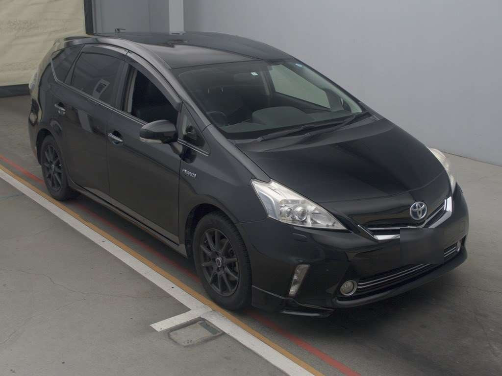 2013 Toyota Prius alpha ZVW40W[2]