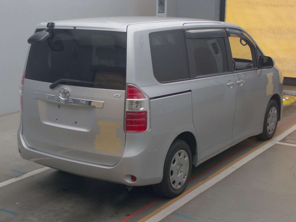 2007 Toyota Noah ZRR70G[1]