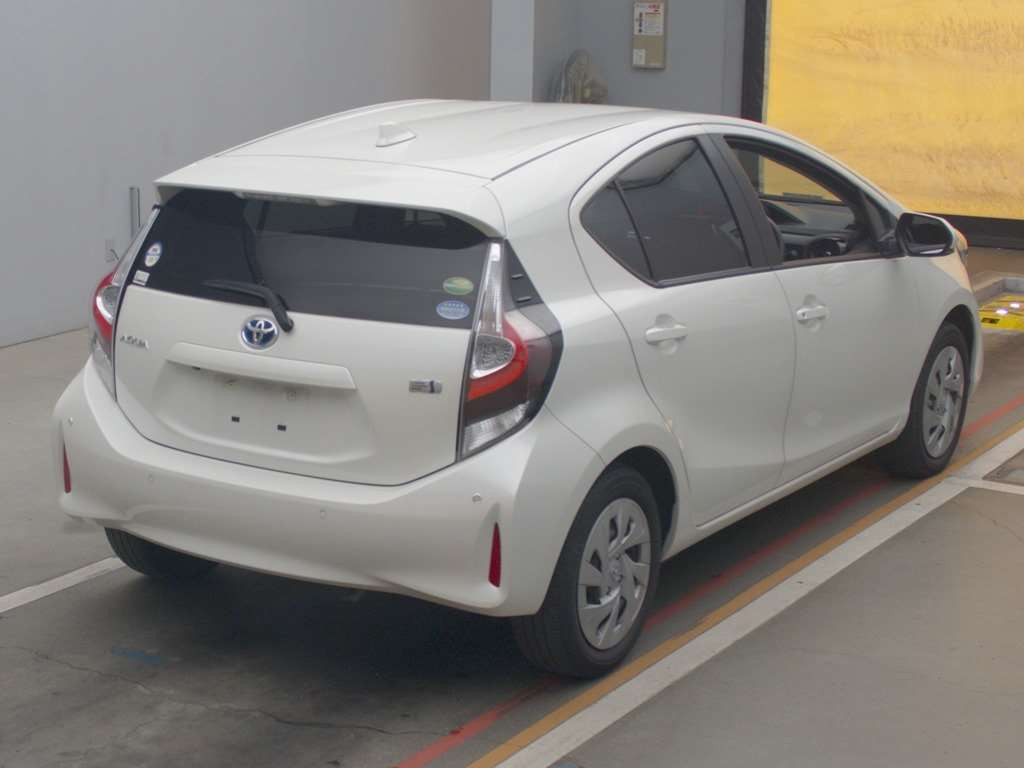 2020 Toyota Aqua NHP10[1]