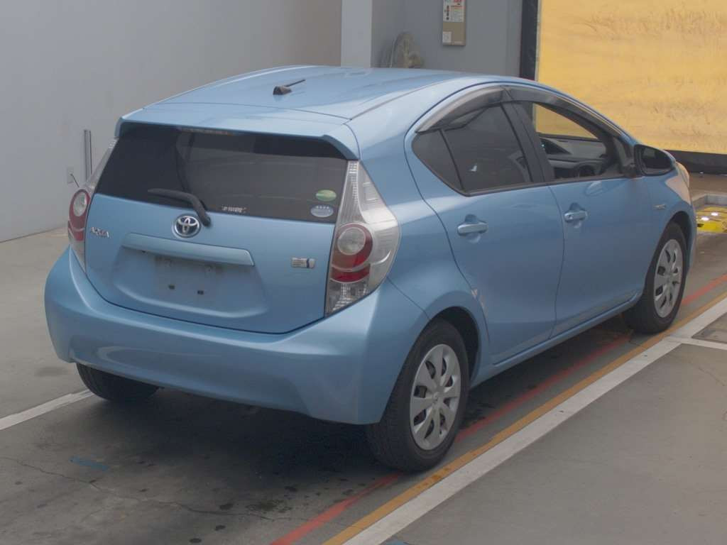 2013 Toyota Aqua NHP10[1]