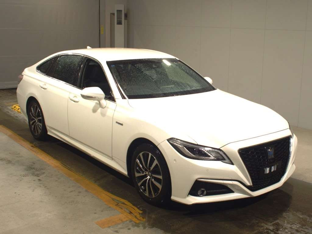 2019 Toyota Crown Hybrid AZSH20[2]