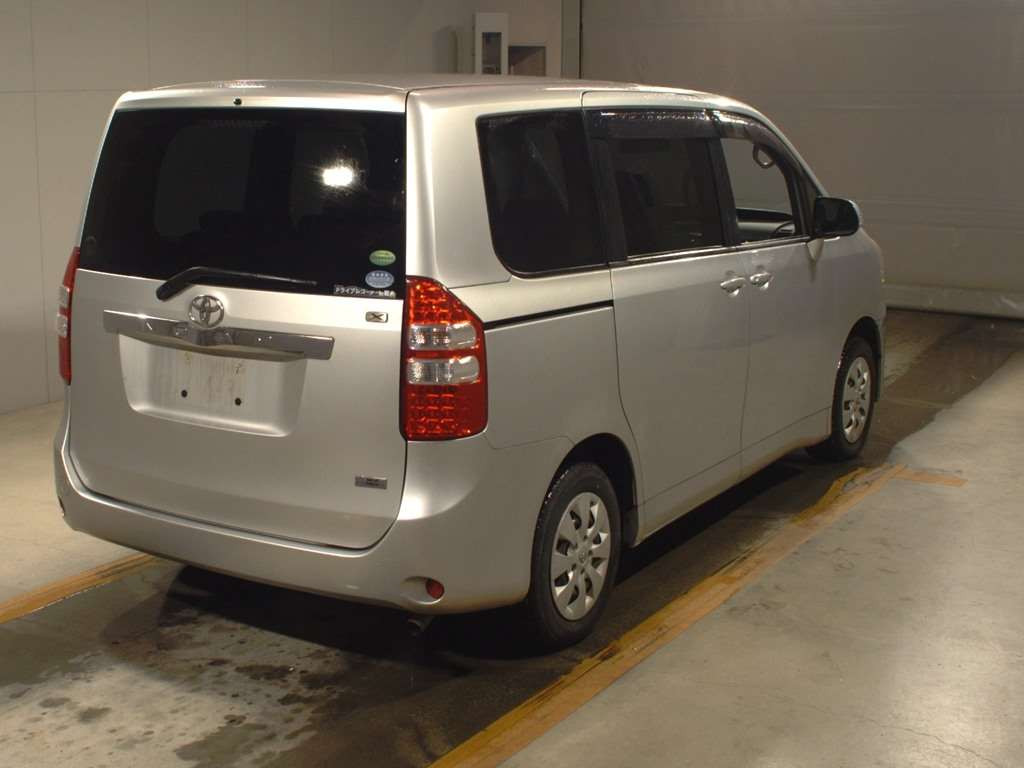 2013 Toyota Noah ZRR70G[1]