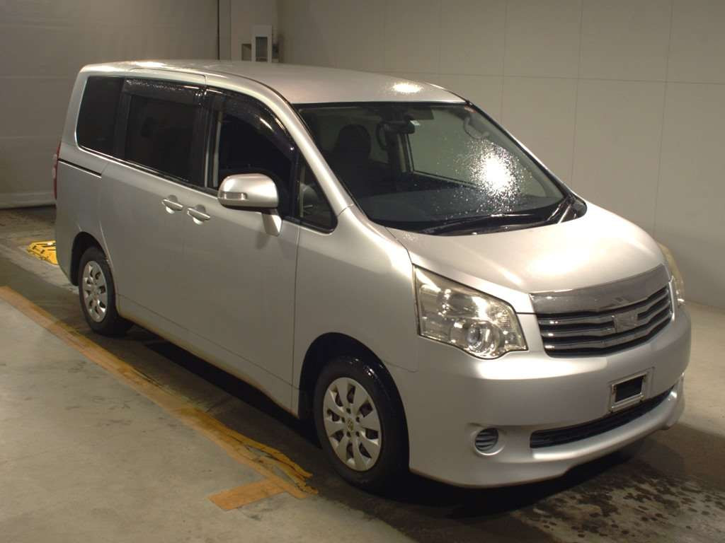 2013 Toyota Noah ZRR70G[2]