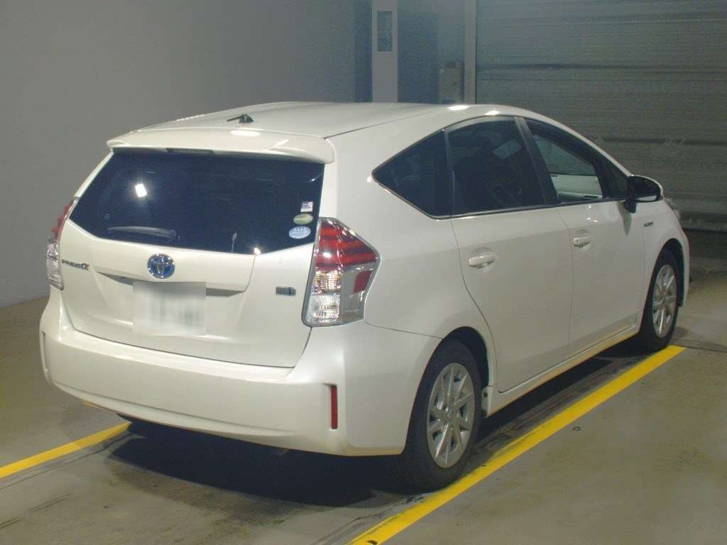 2014 Toyota Prius alpha ZVW40W[1]