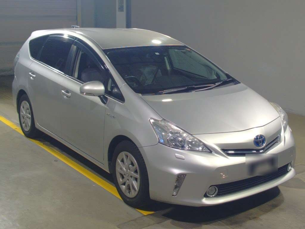 2011 Toyota Prius alpha ZVW41W[2]