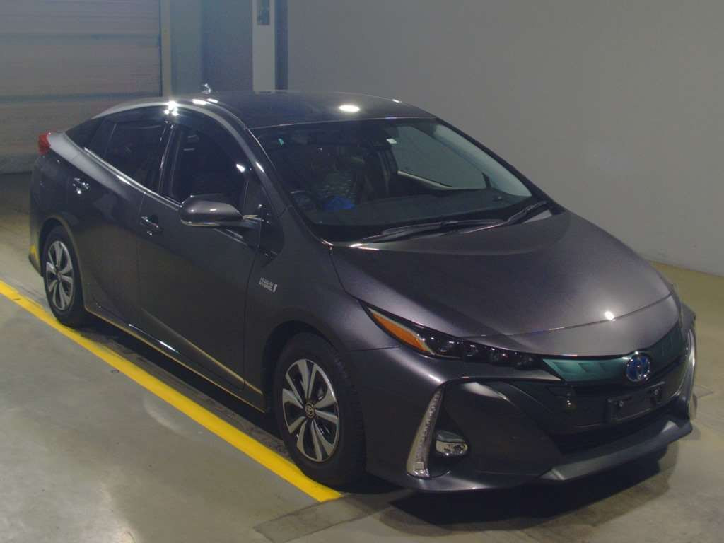 2018 Toyota Prius PHV ZVW52[2]