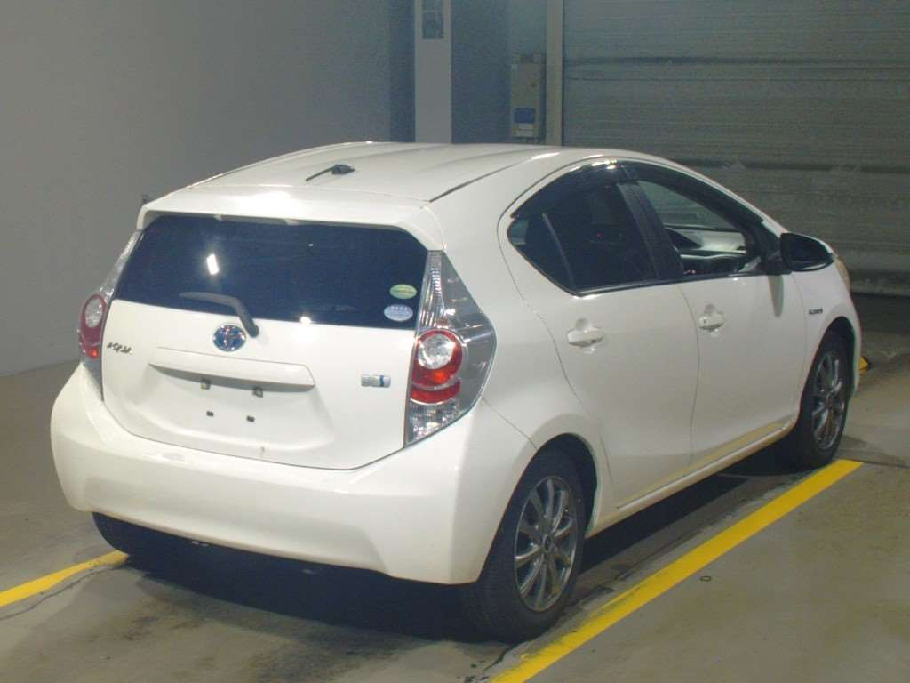 2013 Toyota Aqua NHP10[1]