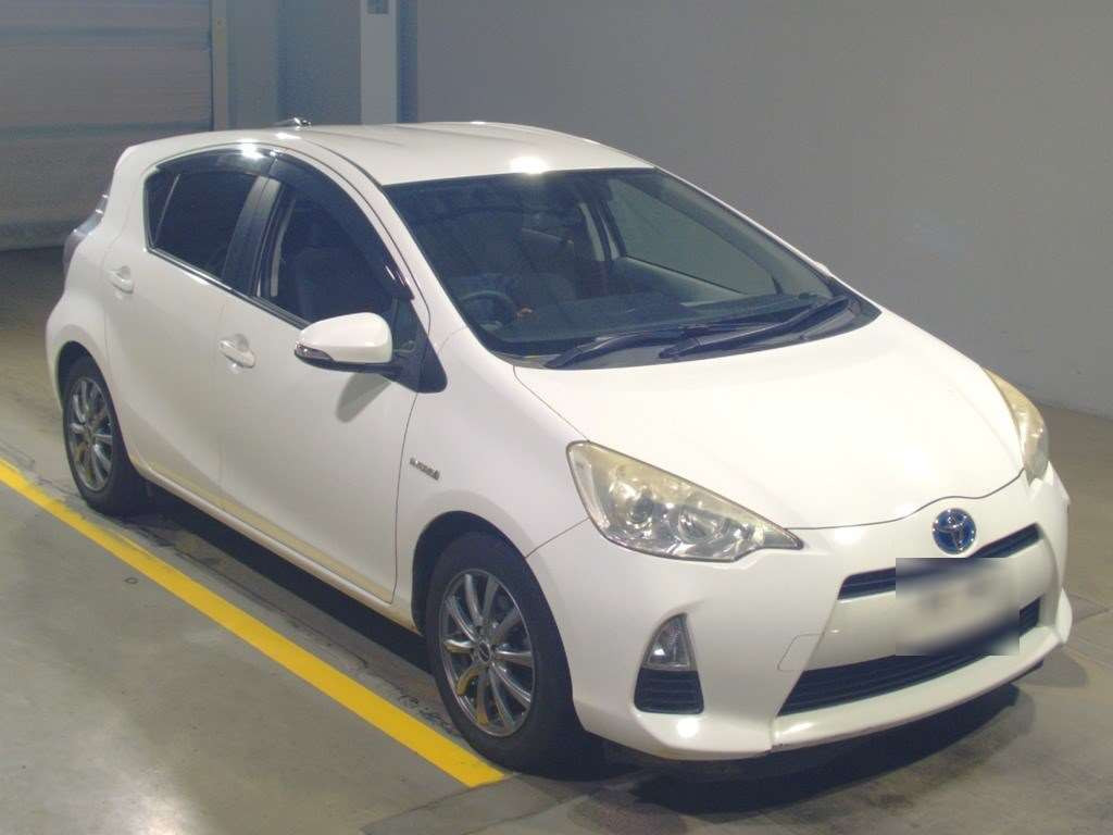 2013 Toyota Aqua NHP10[2]