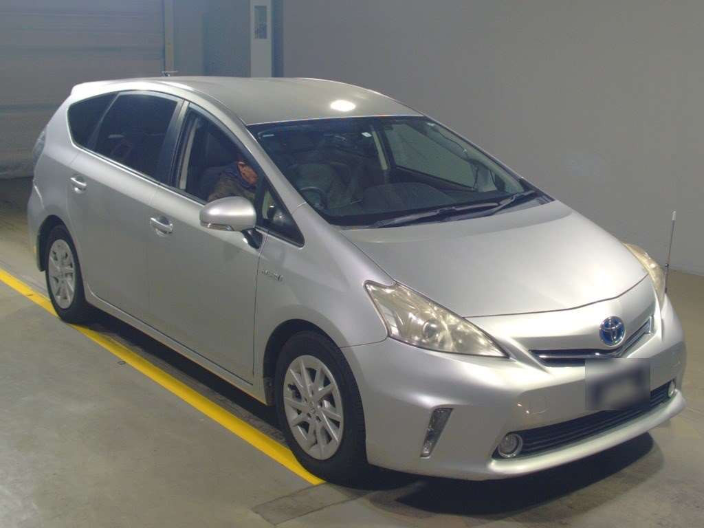 2012 Toyota Prius alpha ZVW41W[2]