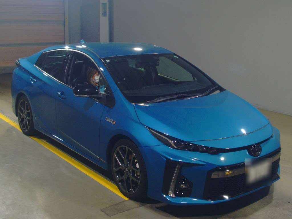 2019 Toyota Prius PHV ZVW52[2]