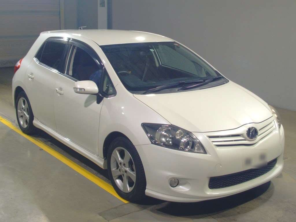 2011 Toyota Auris NZE151H[2]