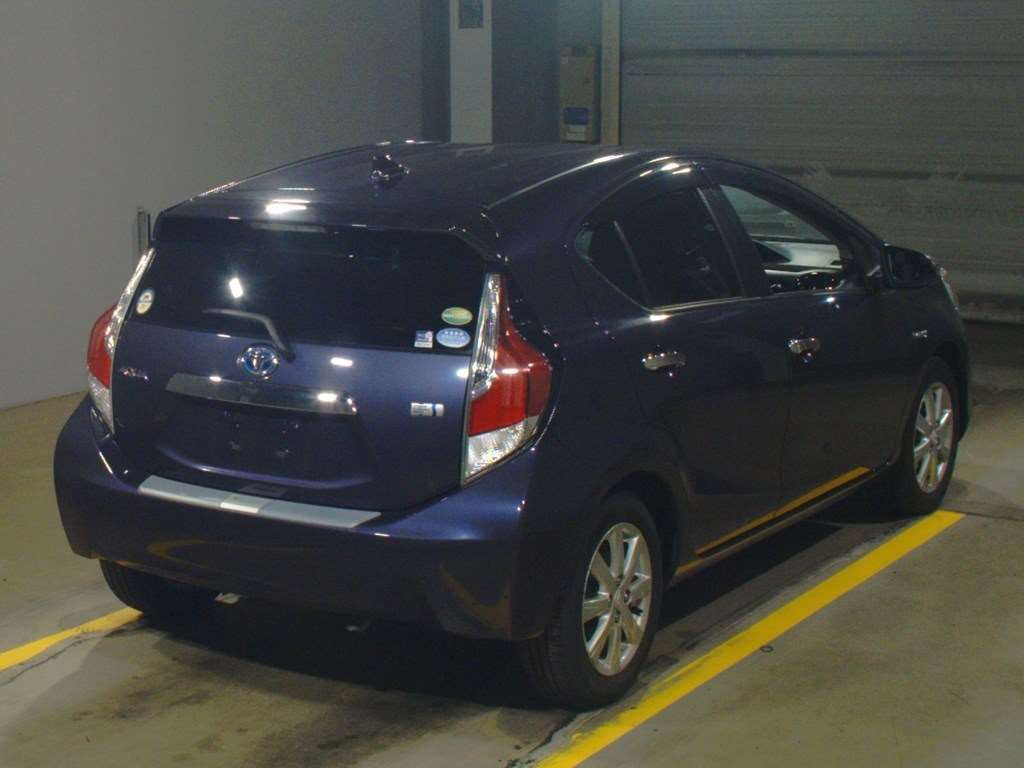 2015 Toyota Aqua NHP10[1]