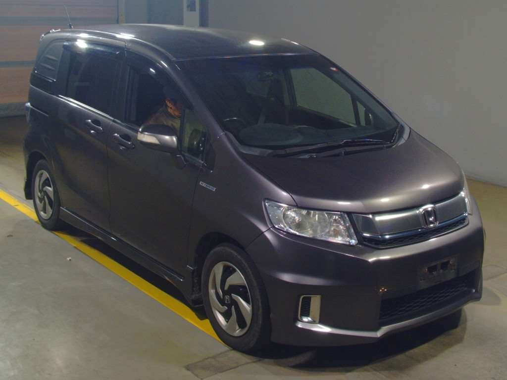 2016 Honda Freed spike hybrid GP3[2]