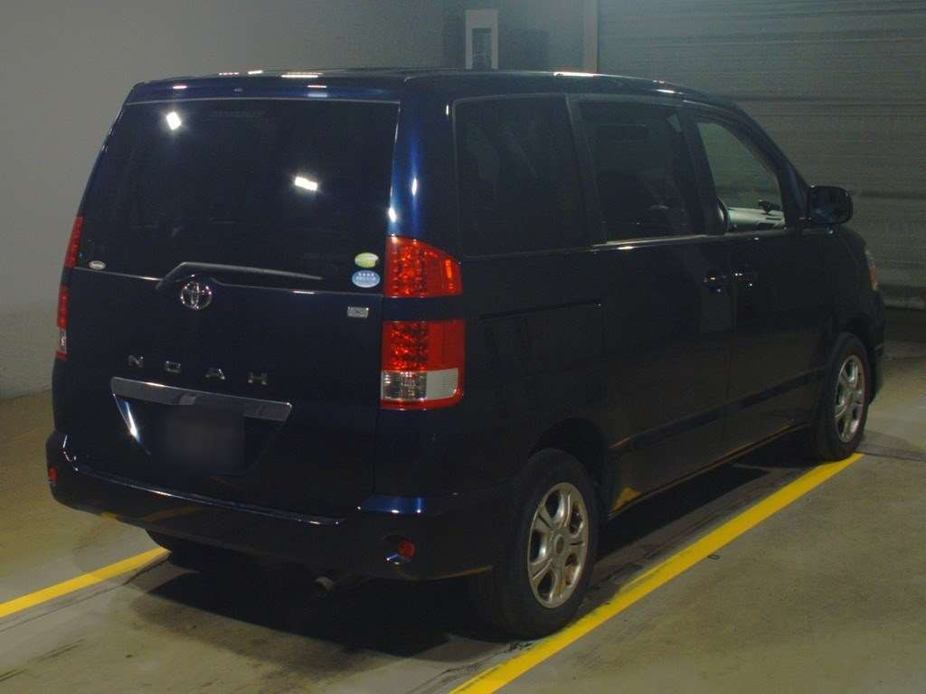 2005 Toyota Noah AZR65G[1]