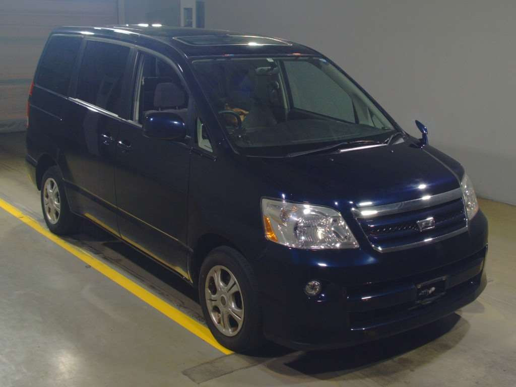 2005 Toyota Noah AZR65G[2]