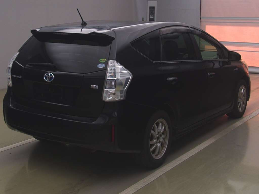 2013 Toyota Prius alpha ZVW40W[1]