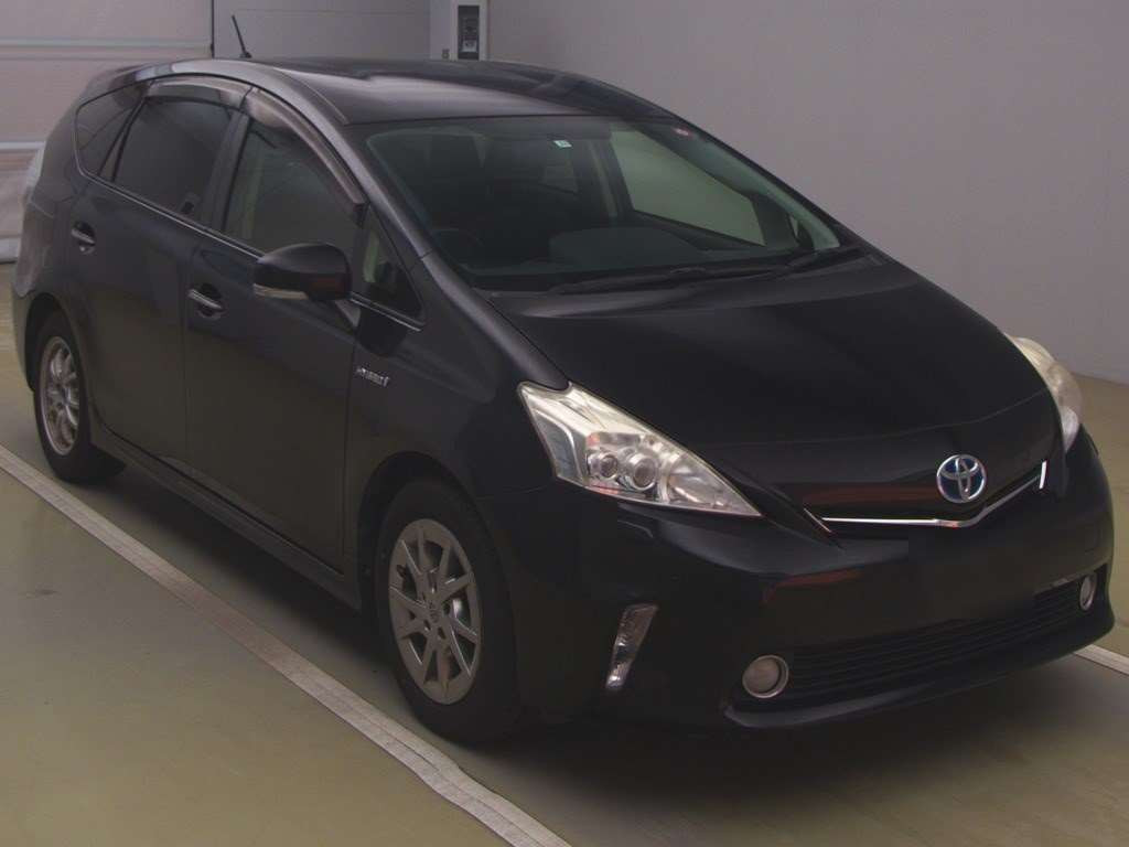 2013 Toyota Prius alpha ZVW40W[2]