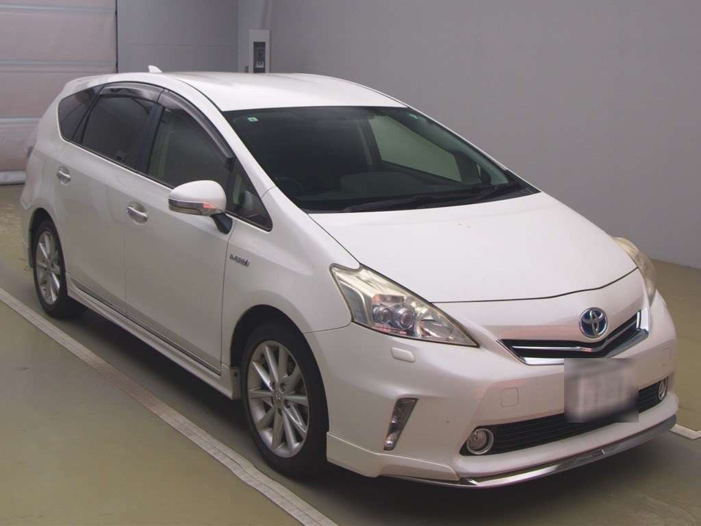 2013 Toyota Prius alpha ZVW41W[2]