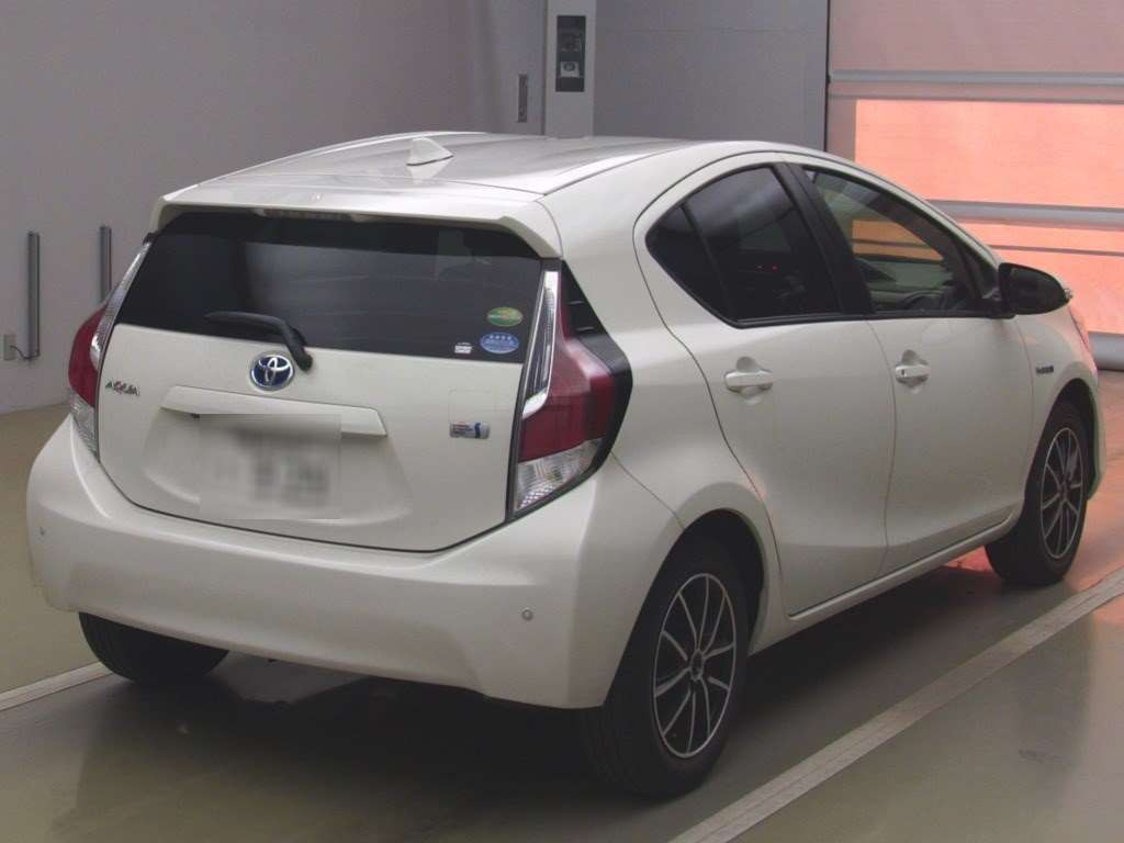 2016 Toyota Aqua NHP10[1]