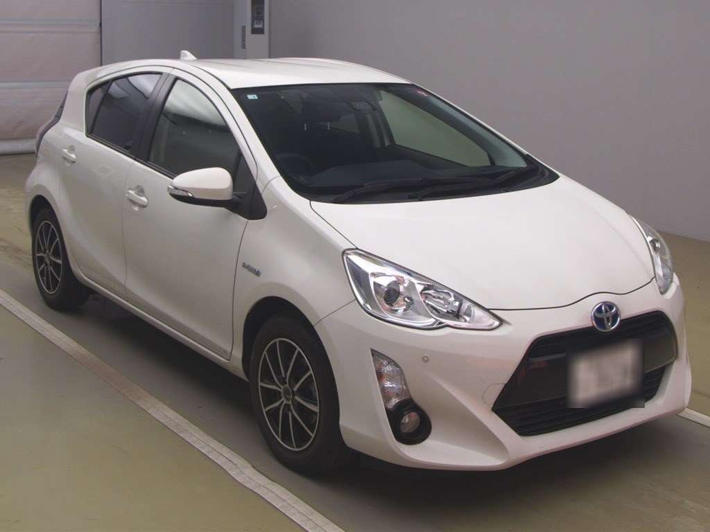 2016 Toyota Aqua NHP10[2]