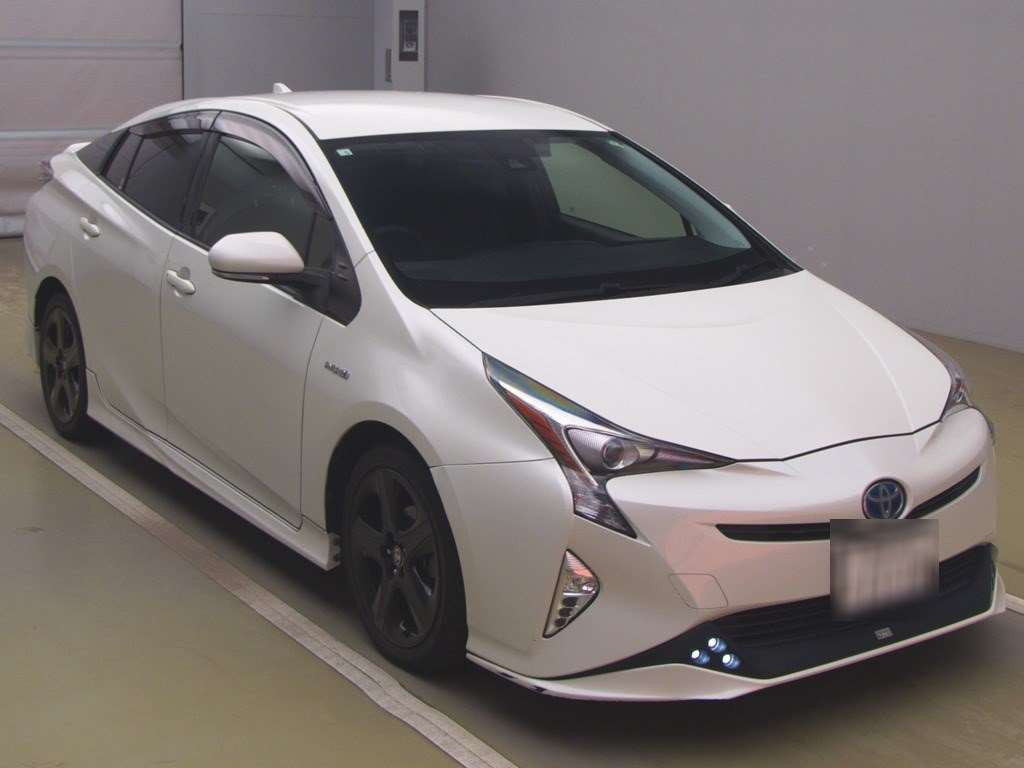 2016 Toyota Prius ZVW50[2]