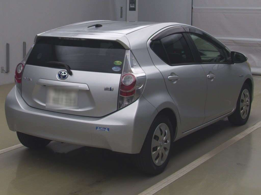 2012 Toyota Aqua NHP10[1]