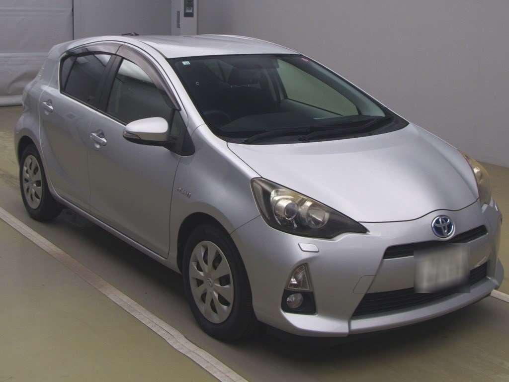 2012 Toyota Aqua NHP10[2]