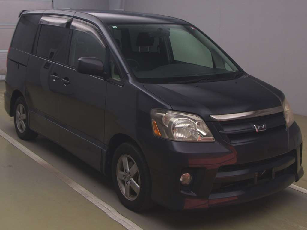 2004 Toyota Noah AZR60G[2]