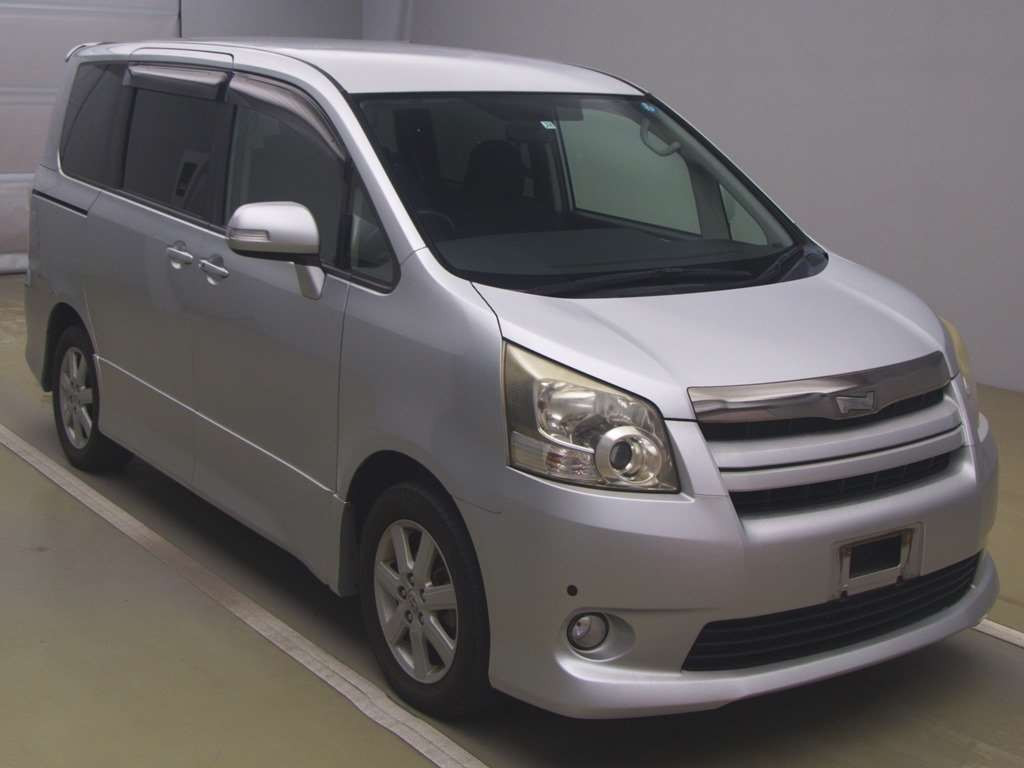 2007 Toyota Noah ZRR70W[2]