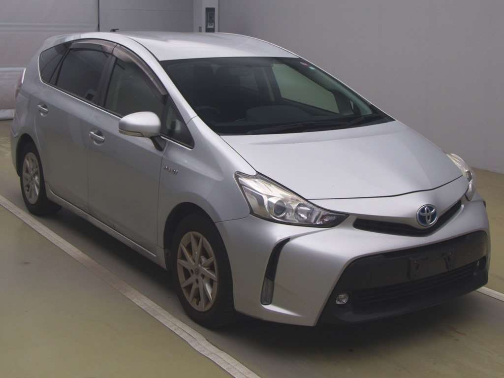 2015 Toyota Prius alpha ZVW41W[2]