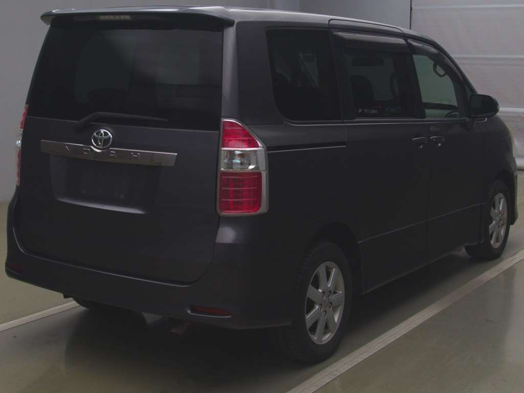 2007 Toyota Noah ZRR75W[1]