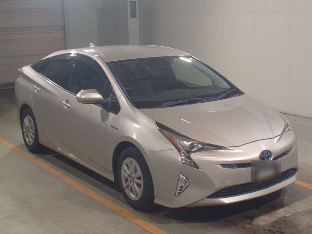 2017 Toyota Prius ZVW50[2]